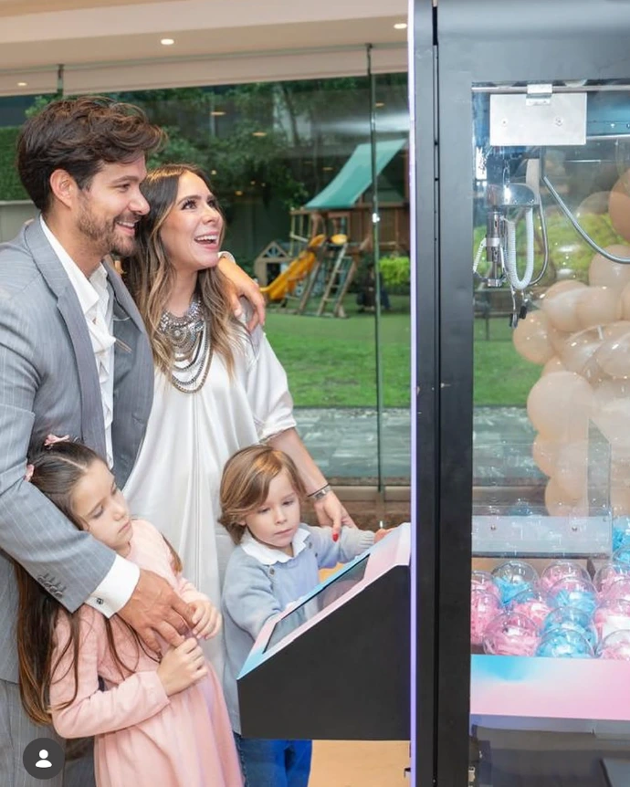 Brandon Peniche y Kristal cid en su gender reveal
